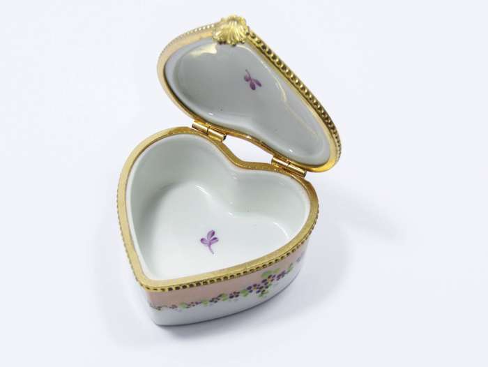 A Very Pretty Vintage Porcelain Limoges Trinket Box