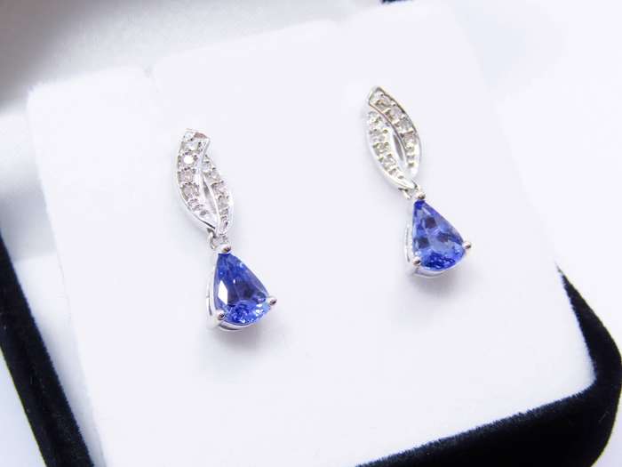 Stunning! 18ct White Gold, Tanzanite & Diamond Earrings