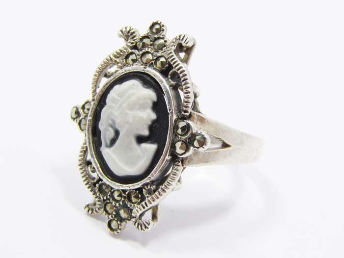 A Stunning Vintage Design Acrylic Cameo Cameo Ring in Sterling Silver.