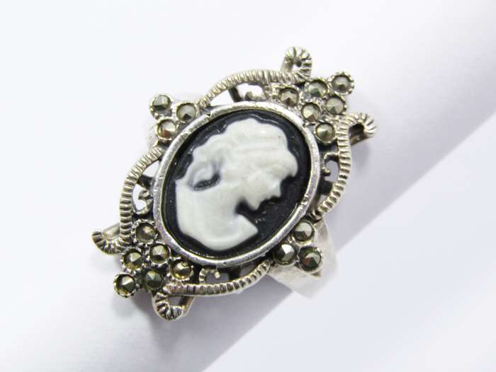 A Stunning Vintage Design Acrylic Cameo Cameo Ring in Sterling Silver.