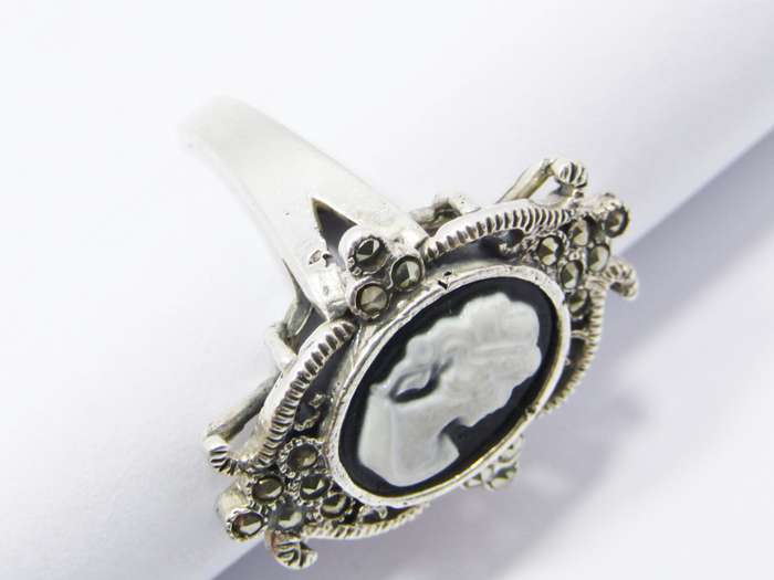 A Stunning Vintage Design Acrylic Cameo Cameo Ring in Sterling Silver.