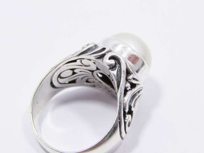 A Lovely Mabe Ring in Sterling Silver.