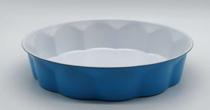 SCALLOPED ROUND BAKING PAN