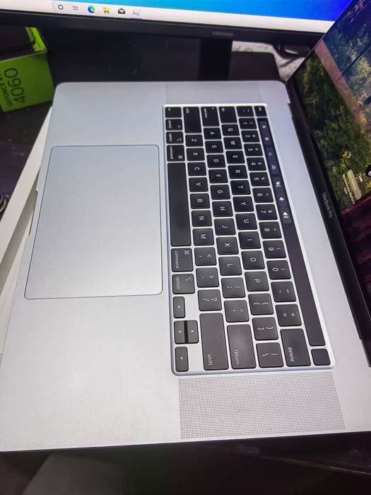 Apple MacBook Pro 16 (2019)  i7 / 16GB RAM / 512GB SSD  Grade A