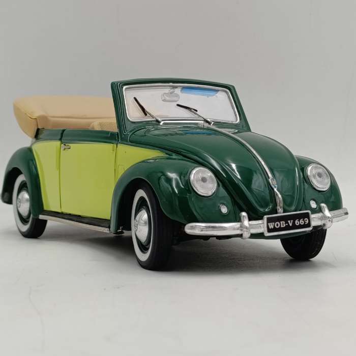 Maisto 1951 Volkswagen Cabriolet Beetle die-cast model car - scale 1/18