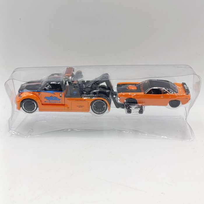 Maisto Wrecker with 1970 Dodge challenger R/T model cars