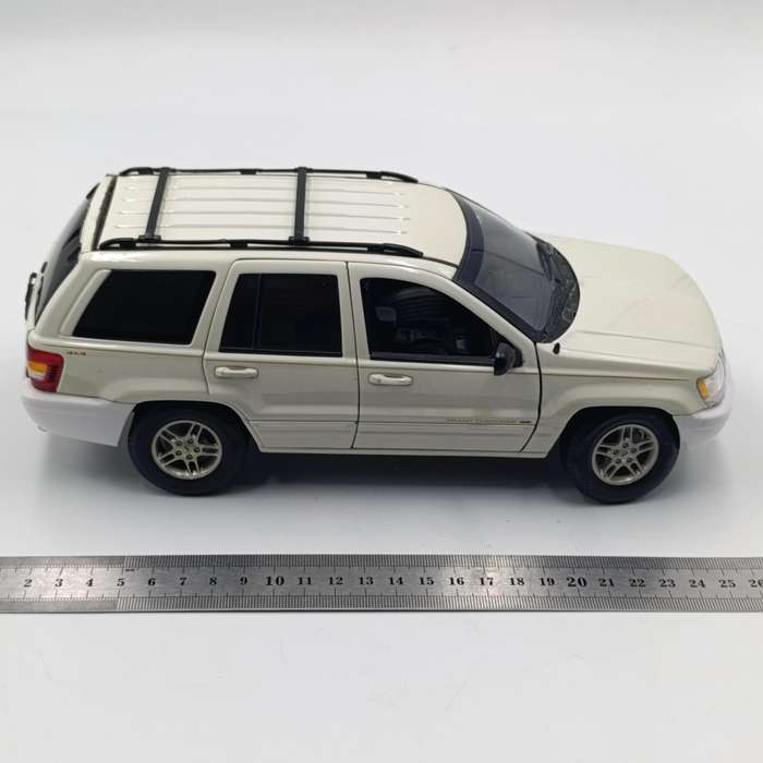 AutoArt 1999 Jeep Grand Cherokee die-cast model car - scale 1/18