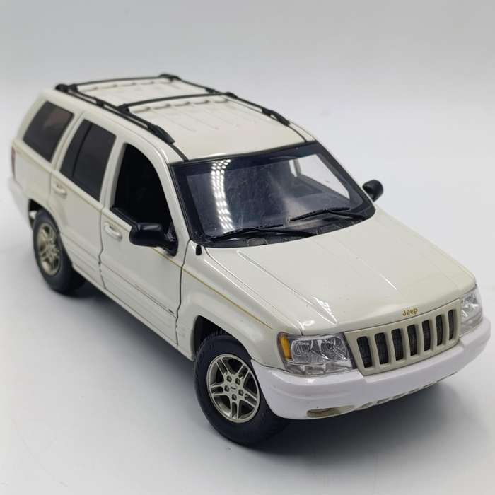 AutoArt 1999 Jeep Grand Cherokee die-cast model car - scale 1/18
