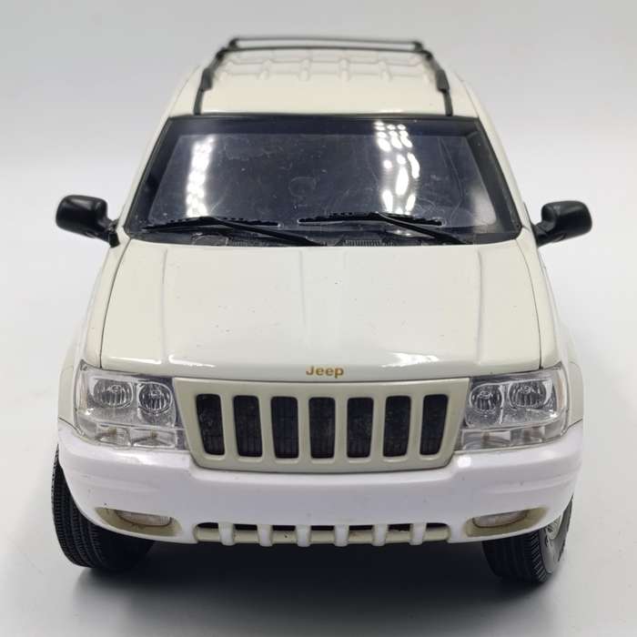 AutoArt 1999 Jeep Grand Cherokee die-cast model car - scale 1/18