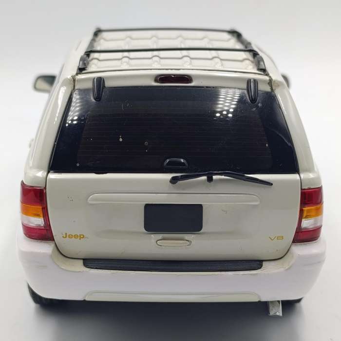AutoArt 1999 Jeep Grand Cherokee die-cast model car - scale 1/18