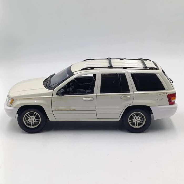 AutoArt 1999 Jeep Grand Cherokee die-cast model car - scale 1/18