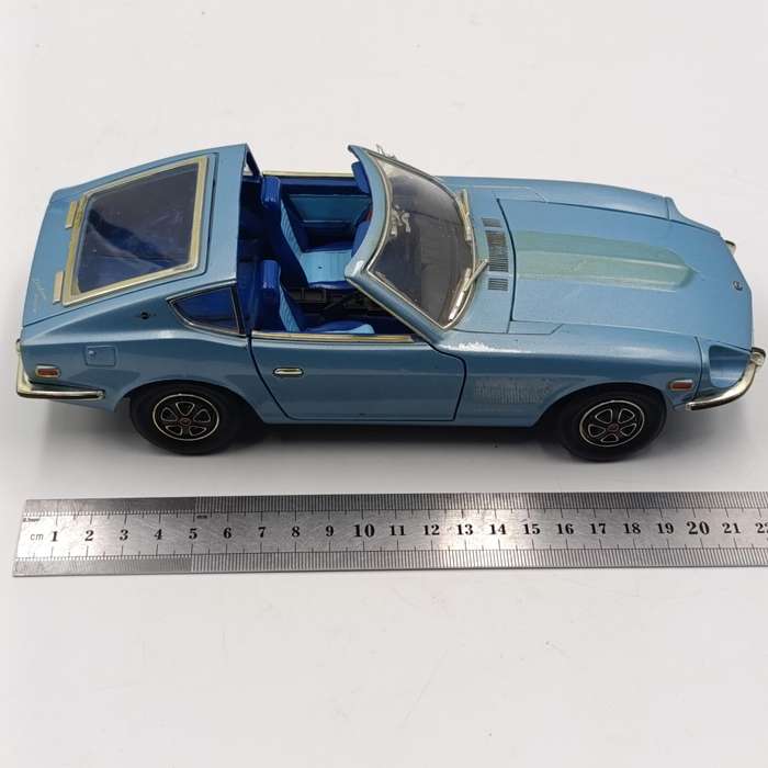 Road Signature 1970 Datsun 240 Z die-cast model car - scale 1/18