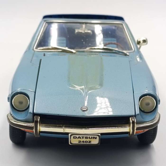 Road Signature 1970 Datsun 240 Z die-cast model car - scale 1/18