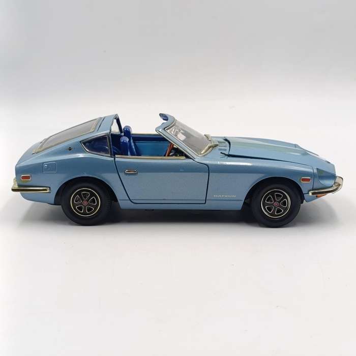Road Signature 1970 Datsun 240 Z die-cast model car - scale 1/18