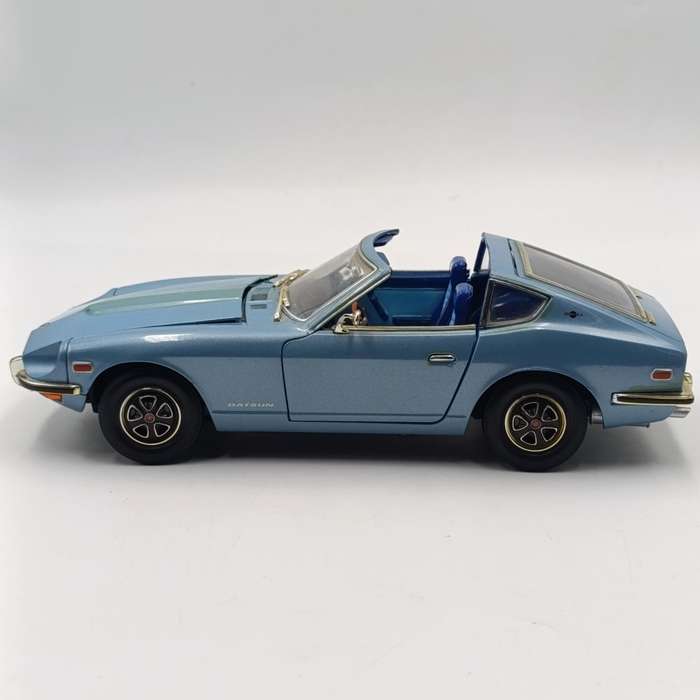 Road Signature 1970 Datsun 240 Z die-cast model car - scale 1/18