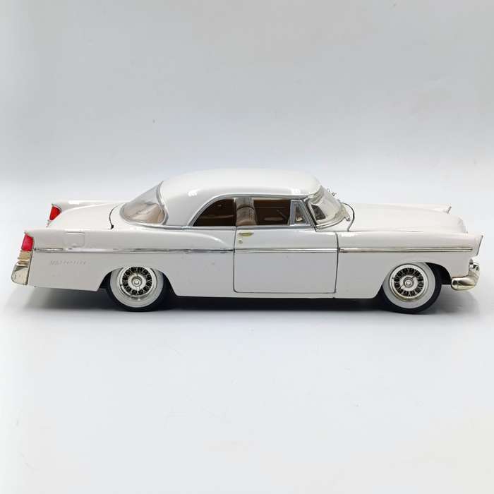 Maisto 1956 Chrysler 300B die-cast model car - scale 1/18