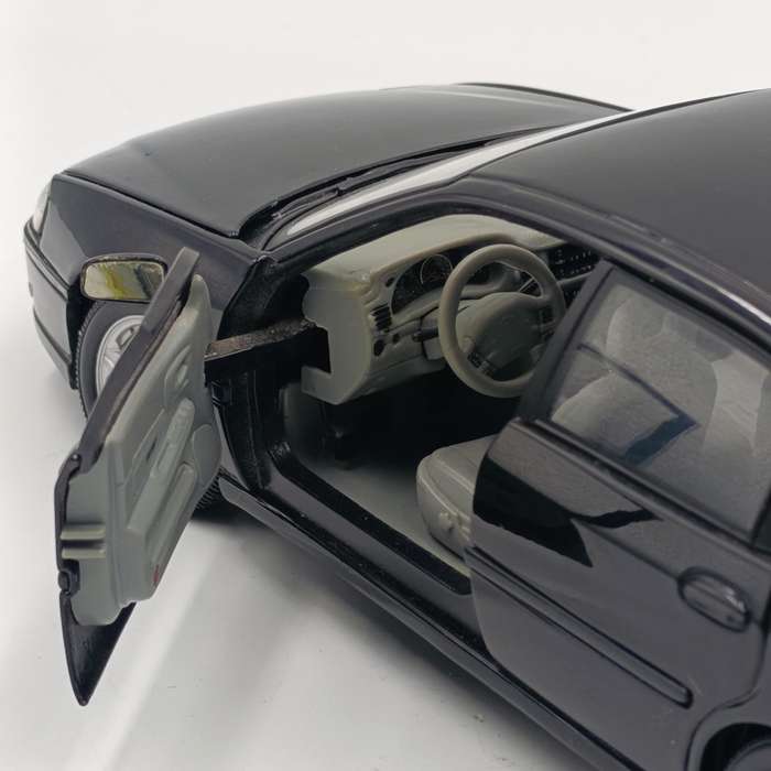 Maisto 2004 Chevrolet Impala SS die-cast model car - scale 1/18