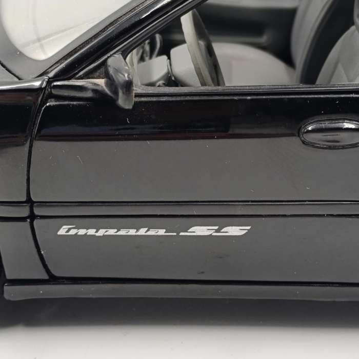 Maisto 2004 Chevrolet Impala SS die-cast model car - scale 1/18
