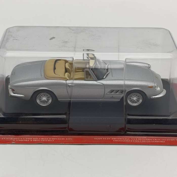 1967 Ferarri 330 GTS die-cast model car - scale 1/43