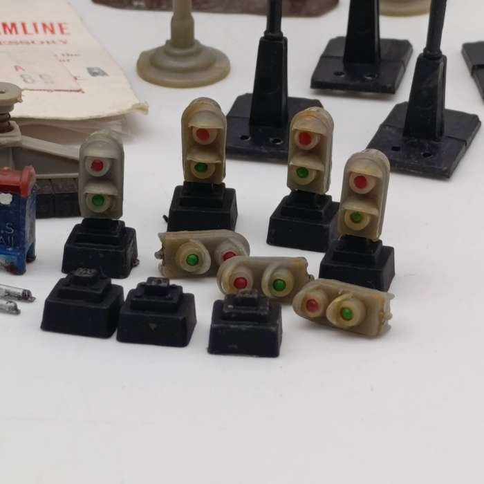 Lot of vintage Railways scale model signal lights, signs and other accessories - HO scale