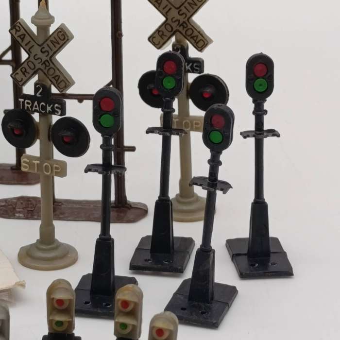 Lot of vintage Railways scale model signal lights, signs and other accessories - HO scale