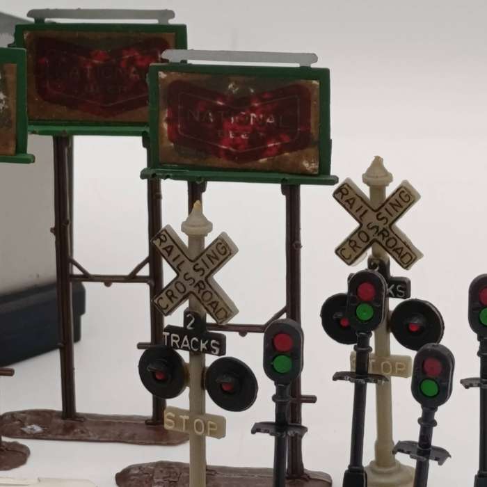 Lot of vintage Railways scale model signal lights, signs and other accessories - HO scale