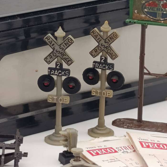 Lot of vintage Railways scale model signal lights, signs and other accessories - HO scale
