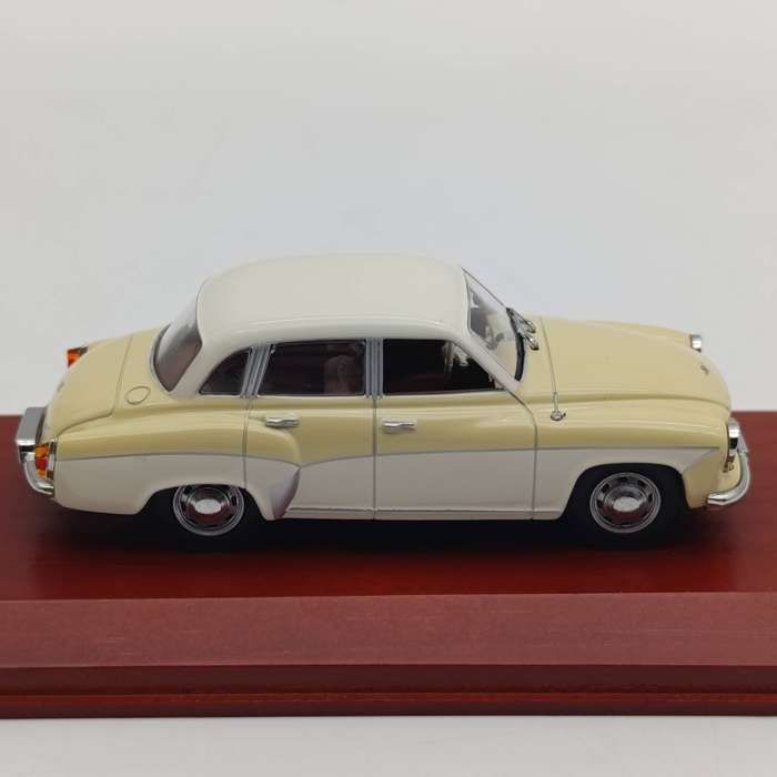 DDR Auto Wartburg 312 Limousine die-cast model car in box - scale 1/43