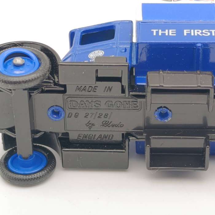Lledo 1934 Mack Dunlop tyres delivery truck model in box