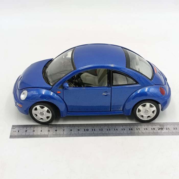 Burago 1998 Volkswagen new Beetle Die-cast model car - scale 1/18