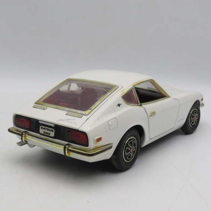 Road Signature 1970 Datsun 240Z die-cast model car - Scale 1/18
