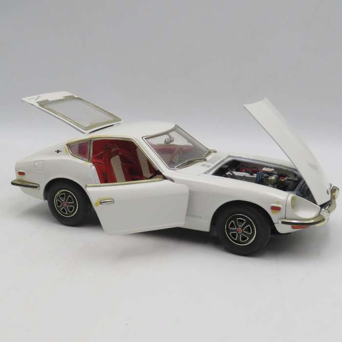 Road Signature 1970 Datsun 240Z die-cast model car - Scale 1/18