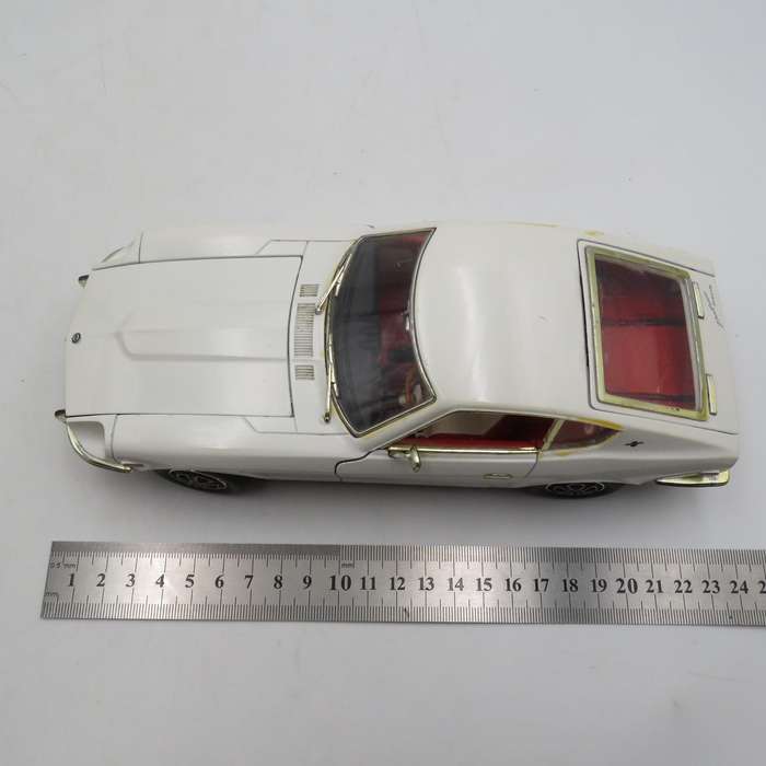 Road Signature 1970 Datsun 240Z die-cast model car - Scale 1/18