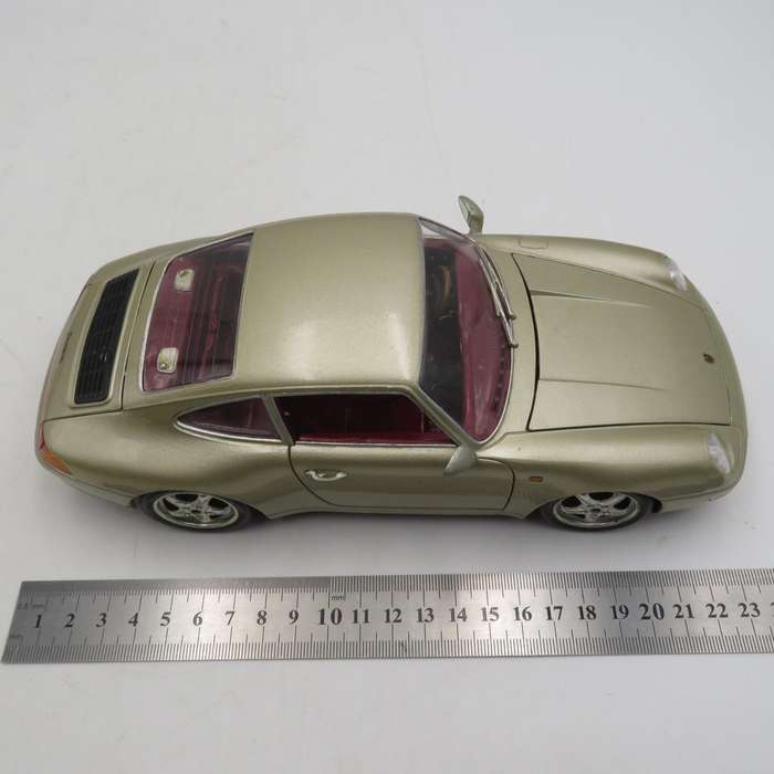 Bburago 1993 Porsche Carrera 911 die-cast model - Scale 1/18