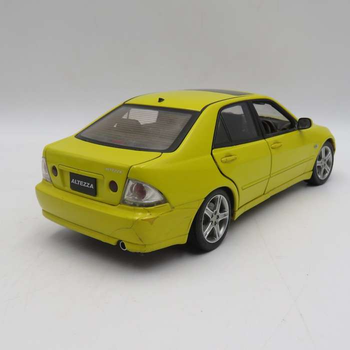 AutoArt Toyota Altezza RS200 die-cast model car - front and rear bumper damaged - Scale 1/18