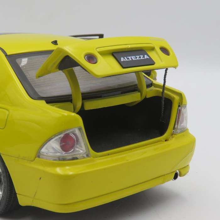 AutoArt Toyota Altezza RS200 die-cast model car - front and rear bumper damaged - Scale 1/18