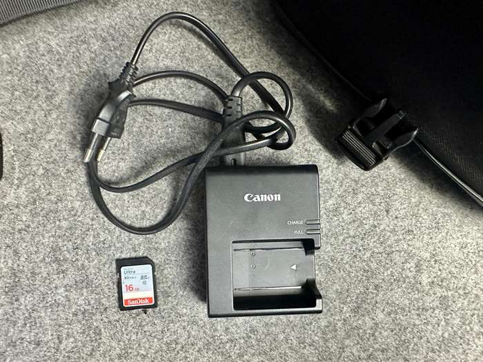 Canon EOS 4000D Starter Bundle