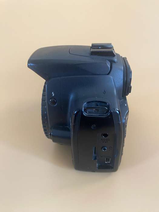 Canon EOS 350D Digital SLR Camera (8MP,  7-Point auto focus system) Black