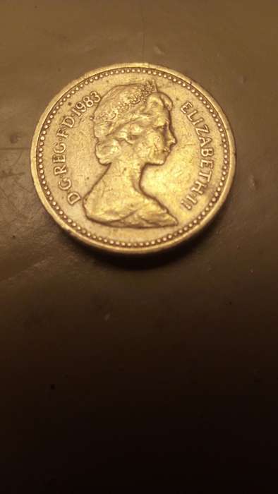 Rare  British 1 Pound Elizabeth 11 D.G.REG.F.D. 1983 Error on Rim Upside Down