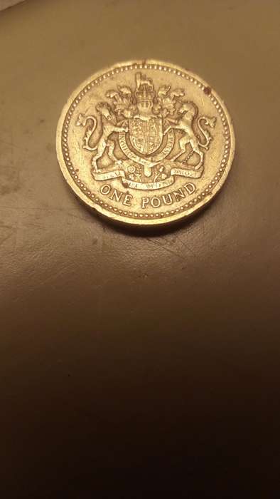 Rare  British 1 Pound Elizabeth 11 D.G.REG.F.D. 1983 Error on Rim Upside Down