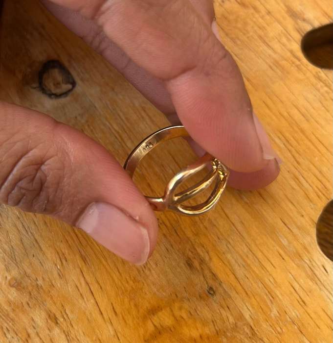 9ct gold buckle ring 3.03g