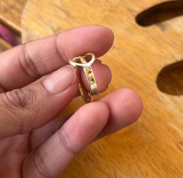 9ct gold buckle ring 3.03g