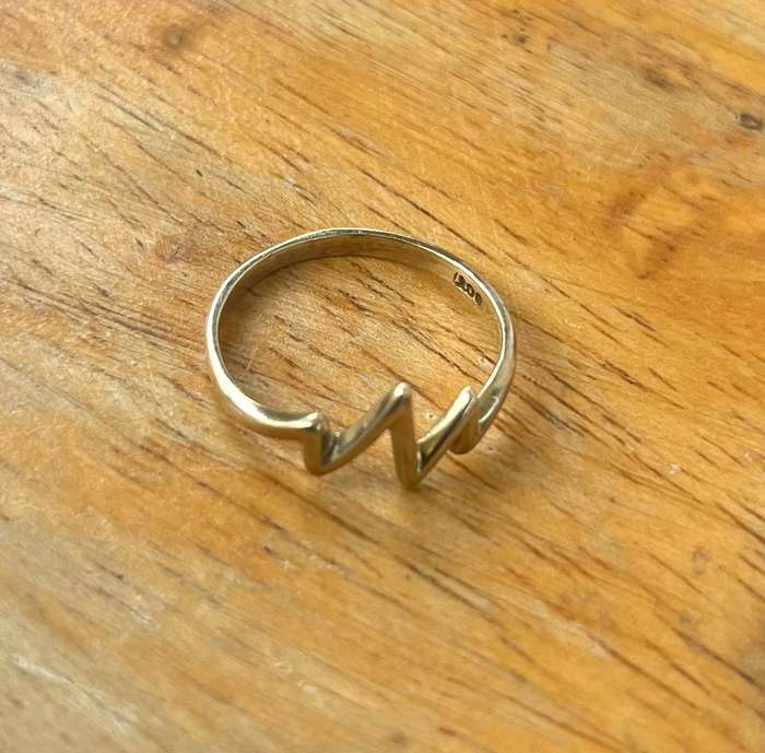 9ct Yellow gold heartbeat ring