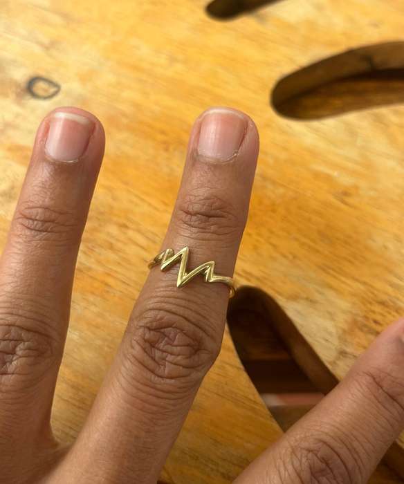 9ct Yellow gold heartbeat ring