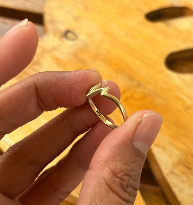 9ct Yellow gold heartbeat ring