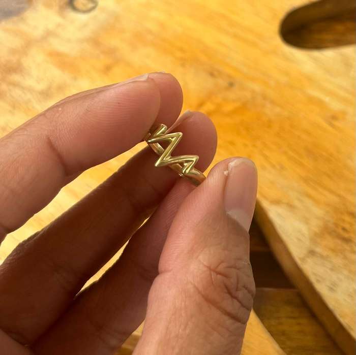 9ct Yellow gold heartbeat ring