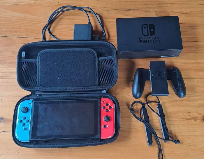 Nintendo Switch V2 + 128 gigabyte Sd card