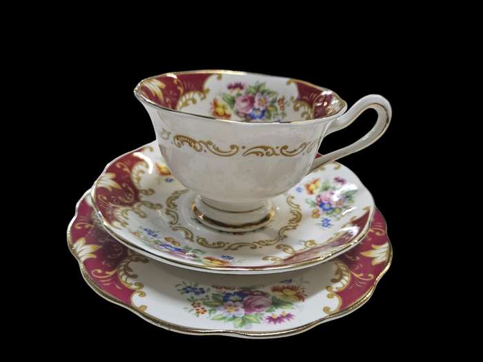 Canterbury Royal Albert 18 Piece Bone China set, crafted in England between 1935-1940, REG No 832 88