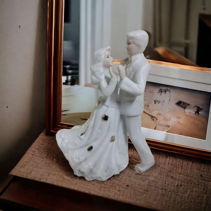 Stunning bride & groom's first dance wedding gift/cake topper, measuring 16x12x8cm