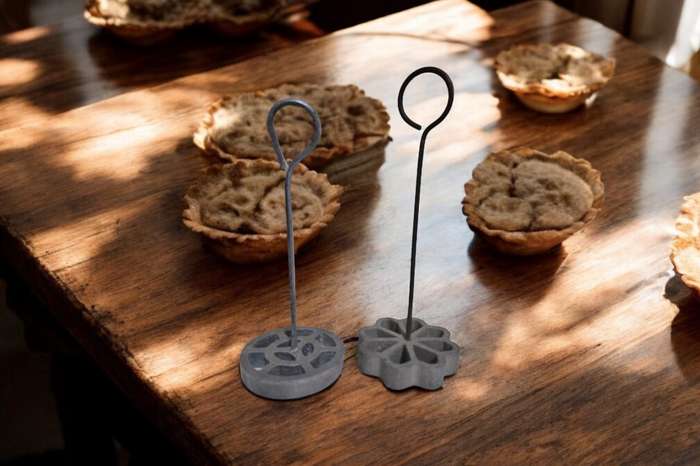 Pair of snackle irons